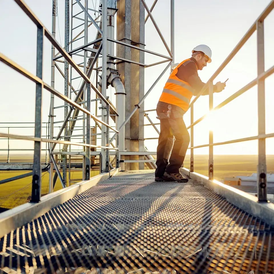 manufacturing_worker_outdoor_smartphone_scaffold--ratio01x01--width960px