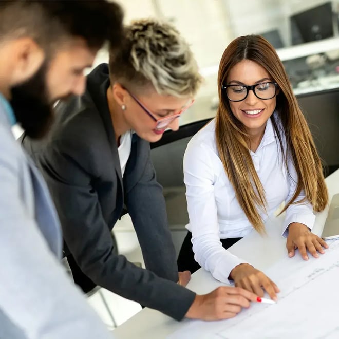2026-office__woman-colleagues-paper-pointig--ratio01x01--width1024px