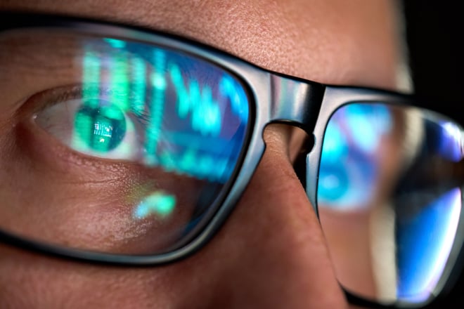 market-trends-glasses-reflection